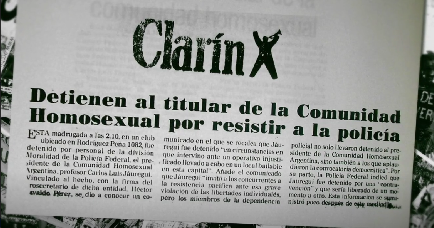 Recorte de un artículo de Clarín con el título "Detienen al titular de la Comunidad Homosexual por resistir a la policía", el artículo detalla que en la madrugada, a las 2:10, fue detenido el profesor Carlos Jáuregui, presidente de la Comunidad Homosexual Argentina, en un club ubicado en Rodríguez Peña 1082, la detención fue realizada por la división Moralidad de la Policía Federal, se menciona que Jáuregui fue arrestado en "circunstancias en que intervino ante un operativo injustificado", el comunicado, firmado por Héctor Osvaldo Pérez, resalta la resistencia pacífica de Jáuregui y la violación de las libertades individuales.